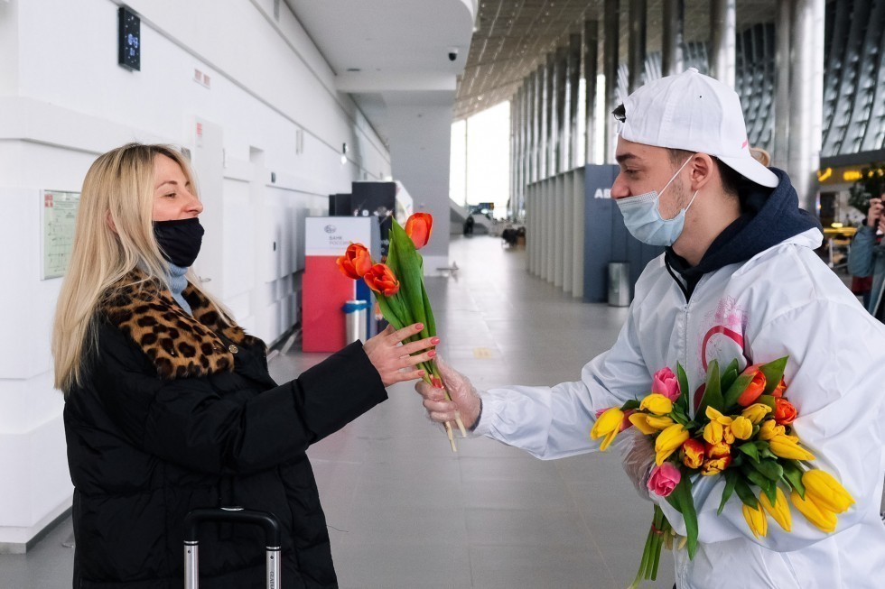 В аэропорту Симферополь женщин встречают поздравлениями и цветами
