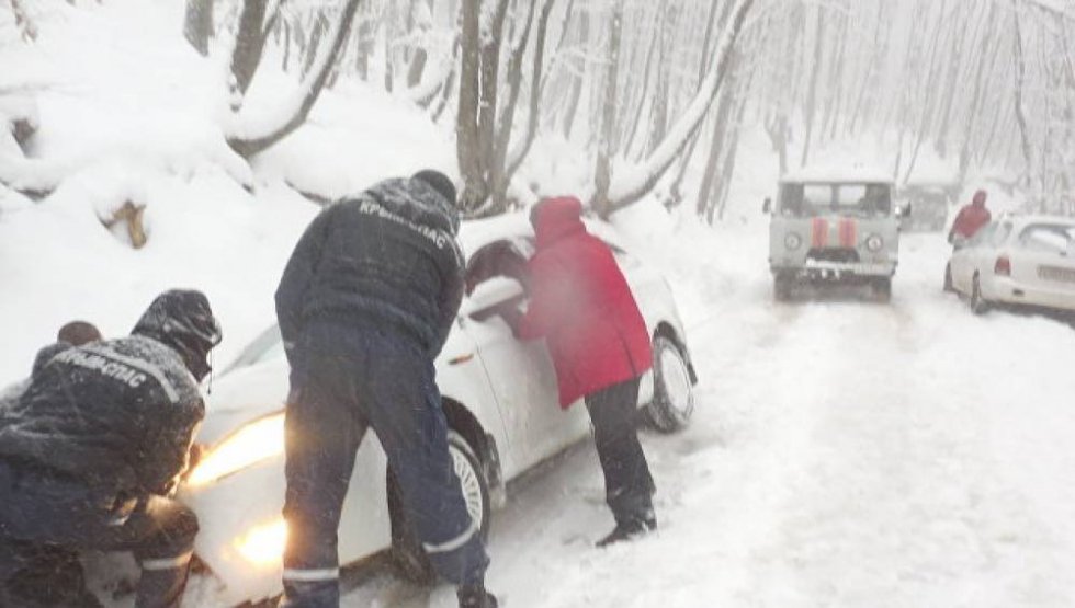В Крыму спасли автотуристов, застрявших в снежных заносах на Ай-Петри