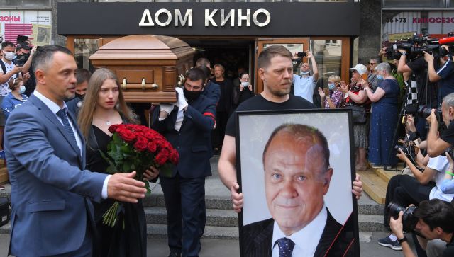 Поверила любви: как Москва прощалась с Владимиром Меньшовым