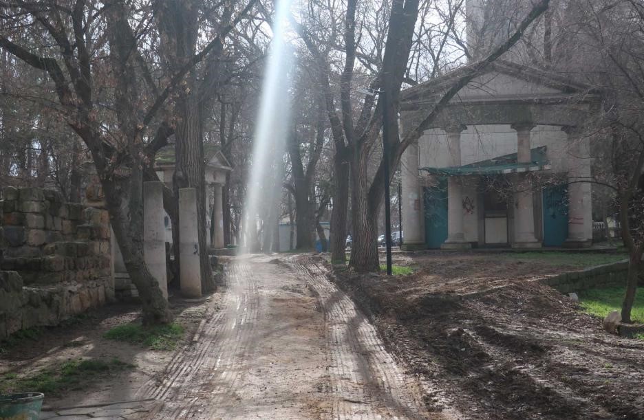 Комсомольский парк Феодосии: работы идут, горожане – прогуливаются #15446