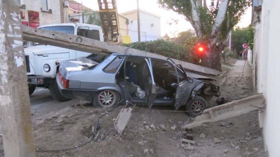 В Феодосии на ул. Гарнаева автомобиль врезался в электрический столб