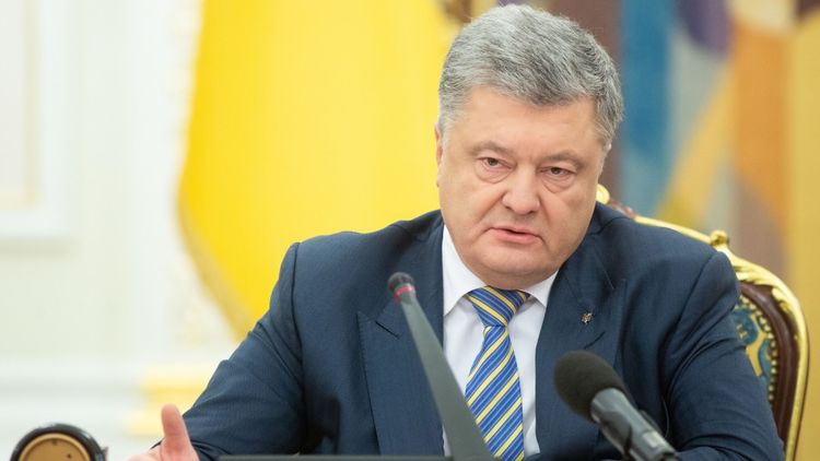 Порошенко подписал закон о введении военного положения на Украине