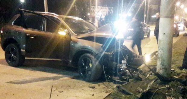 Серьезное ДТП в Керчи: внедорожник врезался в столб