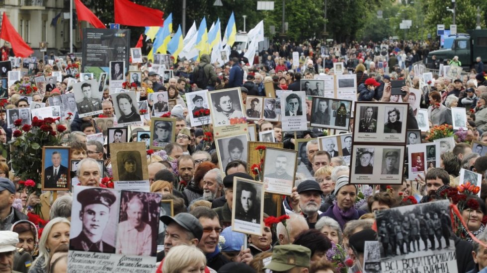 Стычка участников «Бессмертного полка» и полиции в Киеве попала на видео