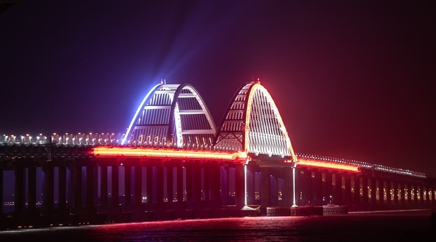 Водителям машин грузоподъемностью более полутора тонн временно запретили пользоваться Крымским мостом