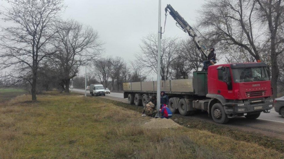 На автомобильной дороге Симферополь – Феодосия ведутся работы по устройству искусственного освещения