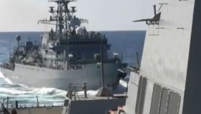 Американский эсминец чуть не столкнулся с российским кораблем – видео