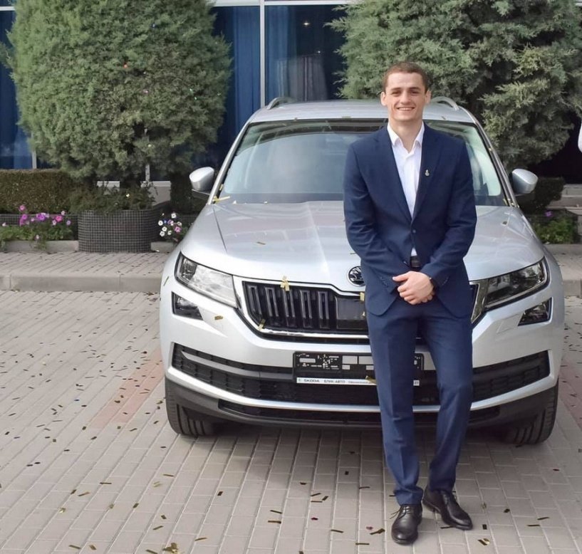 Симферопольскому чемпиону мира по боксу Глебу Бакши подарили автомобиль