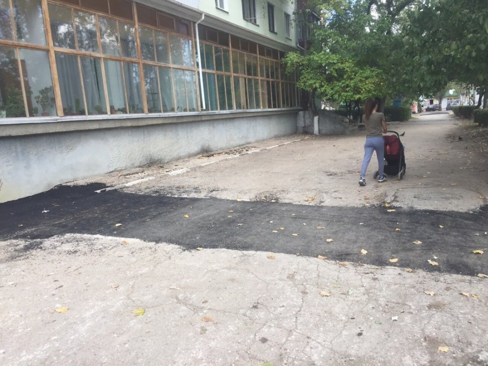Феодосийский филиал ГУП РК «Вода Крыма» восстанавливает асфальтное покрытие после вскрышных работ