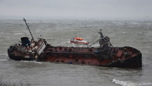 В Черном море произошел разлив нефти из севшего на мель танкера