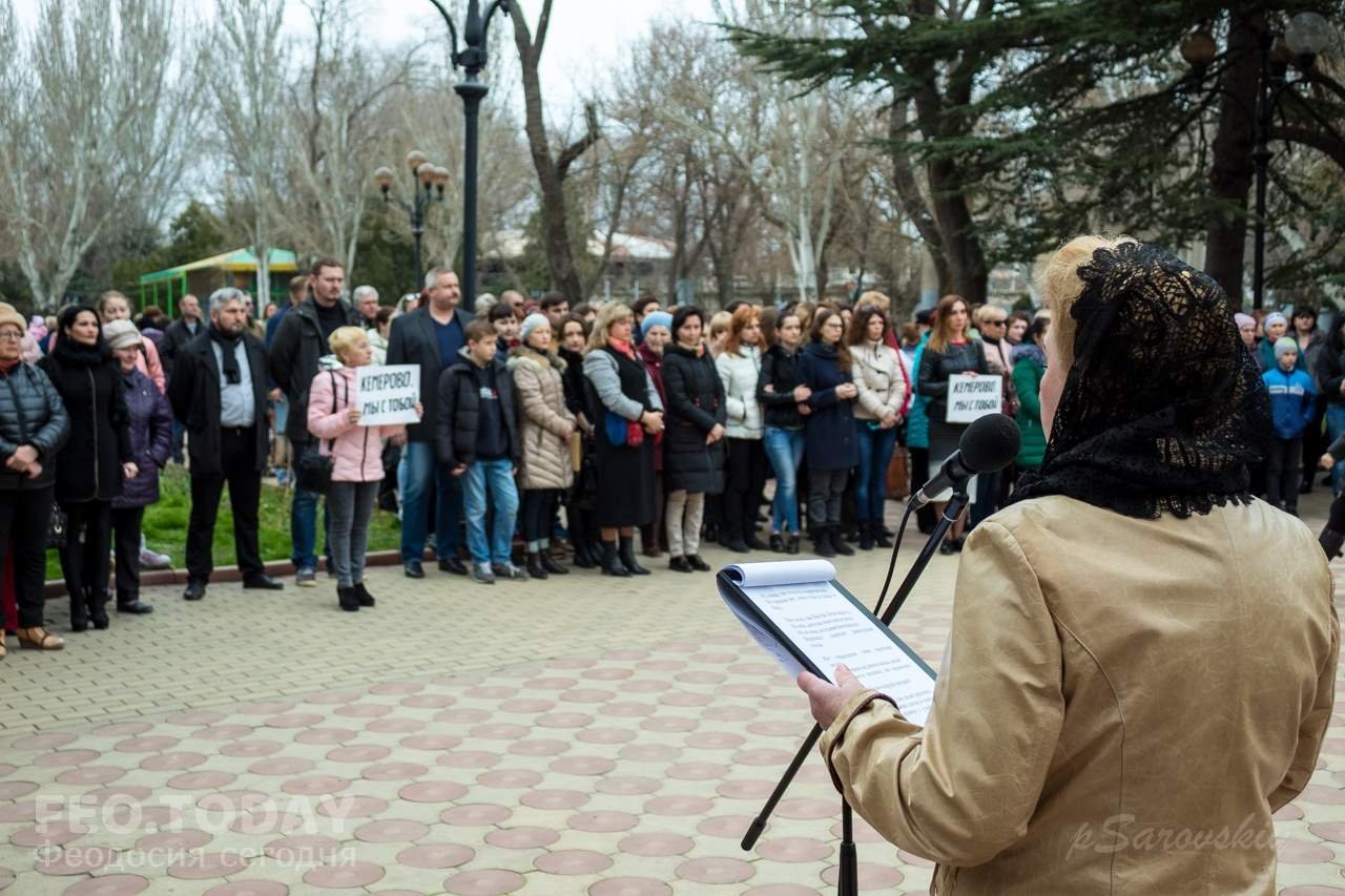 В Феодосии почтили память жертв трагедии в Кемерове #7636