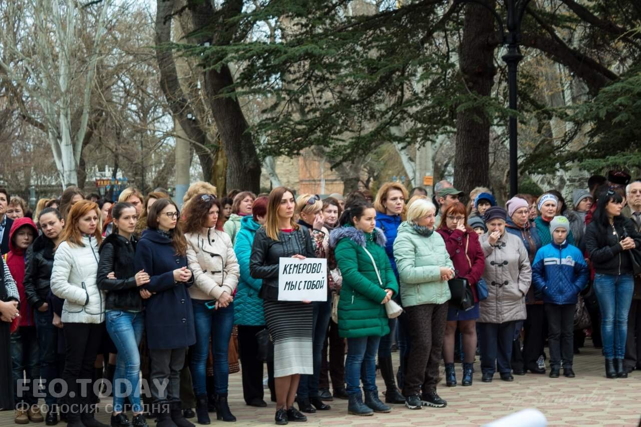 В Феодосии почтили память жертв трагедии в Кемерове #7640