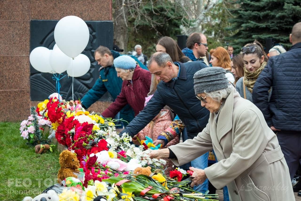 В Феодосии почтили память жертв трагедии в Кемерове #7632