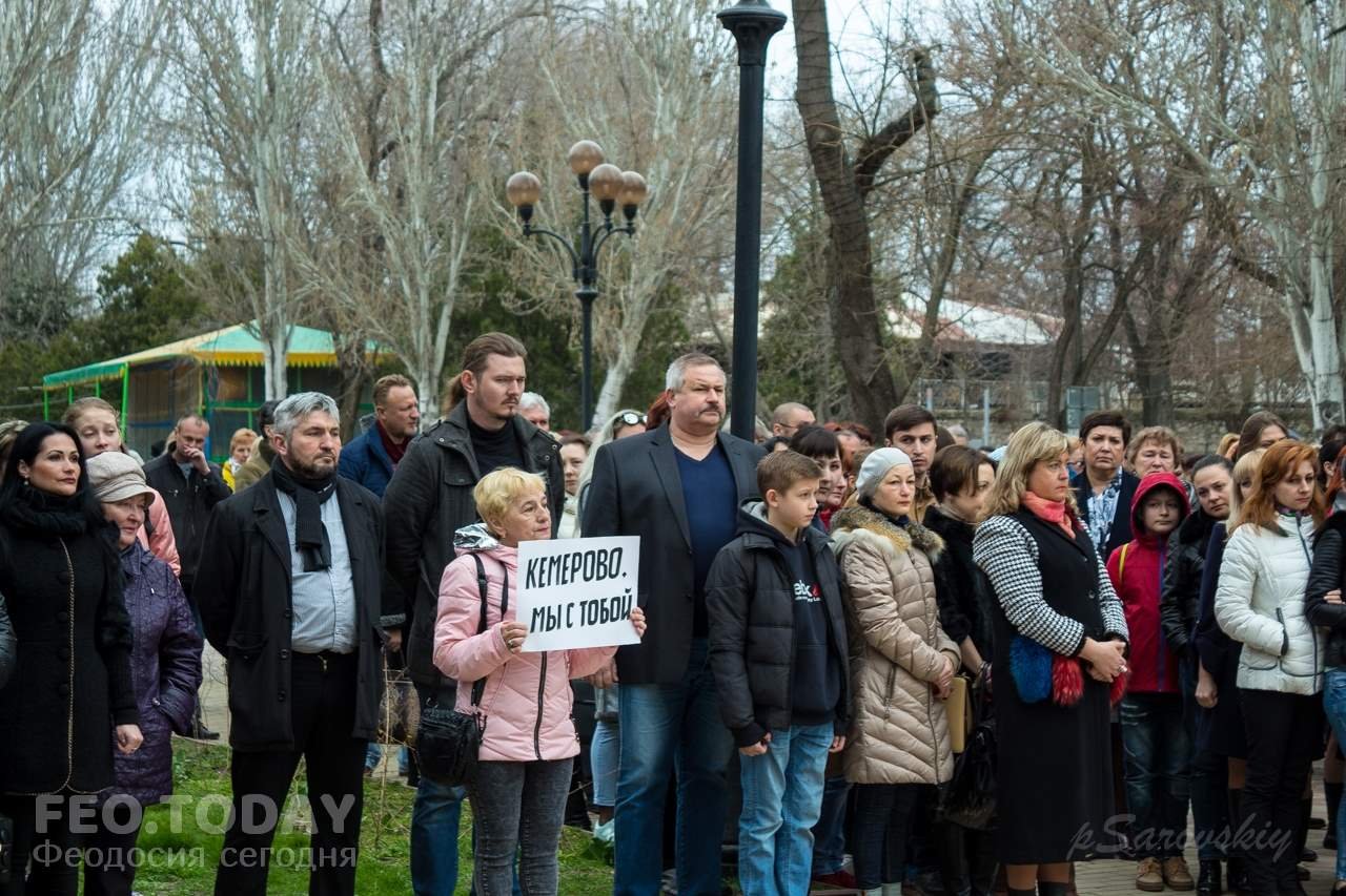 В Феодосии почтили память жертв трагедии в Кемерове #7637