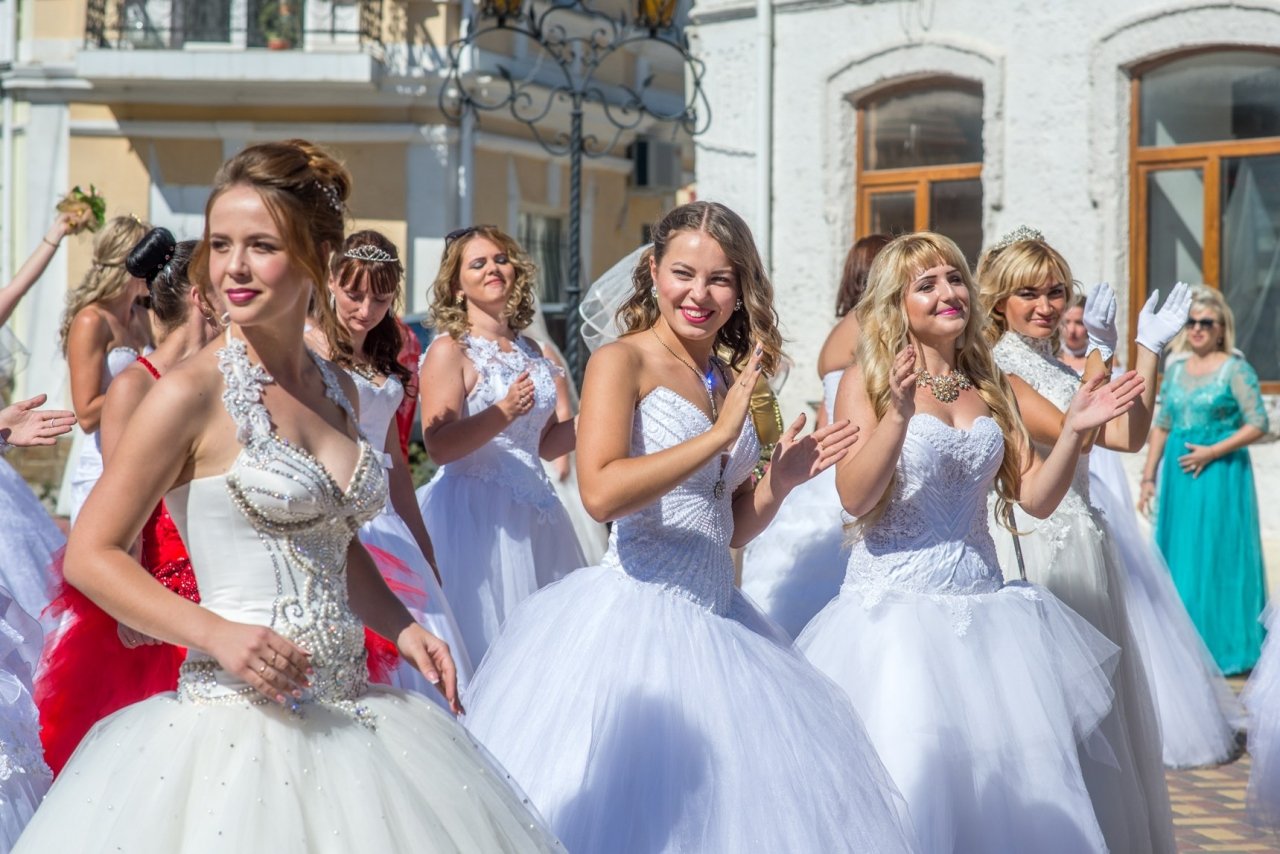 Город невест это. Парад невест город Феодосия 2017 г.