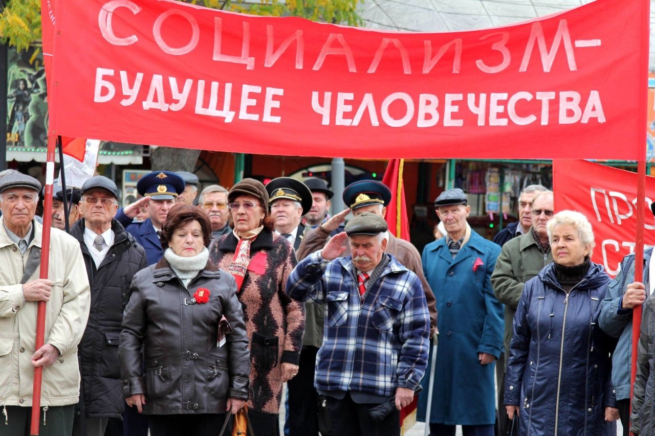 Фото митинга и демонстрации в честь 100-летия Великого Октября в Феодосии #5674