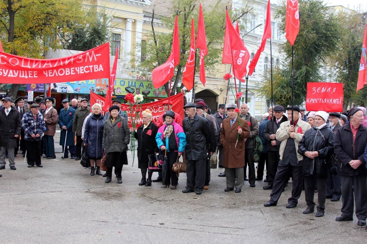 Фото митинга и демонстрации в честь 100-летия Великого Октября в Феодосии #5669