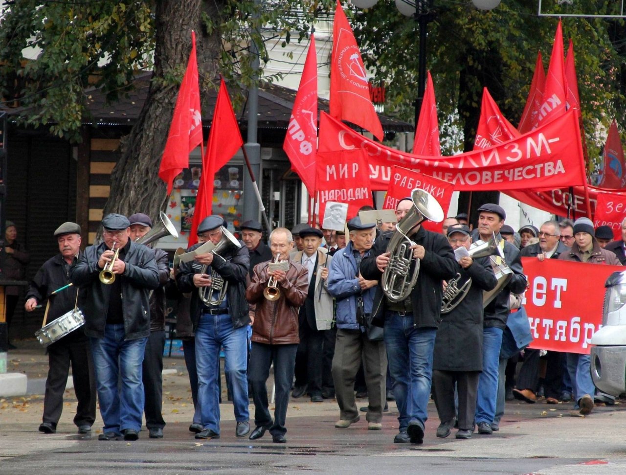 Фото митинга и демонстрации в честь 100-летия Великого Октября в Феодосии #5683