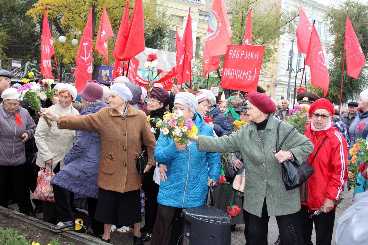 Фото митинга и демонстрации в честь 100-летия Великого Октября в Феодосии #5681