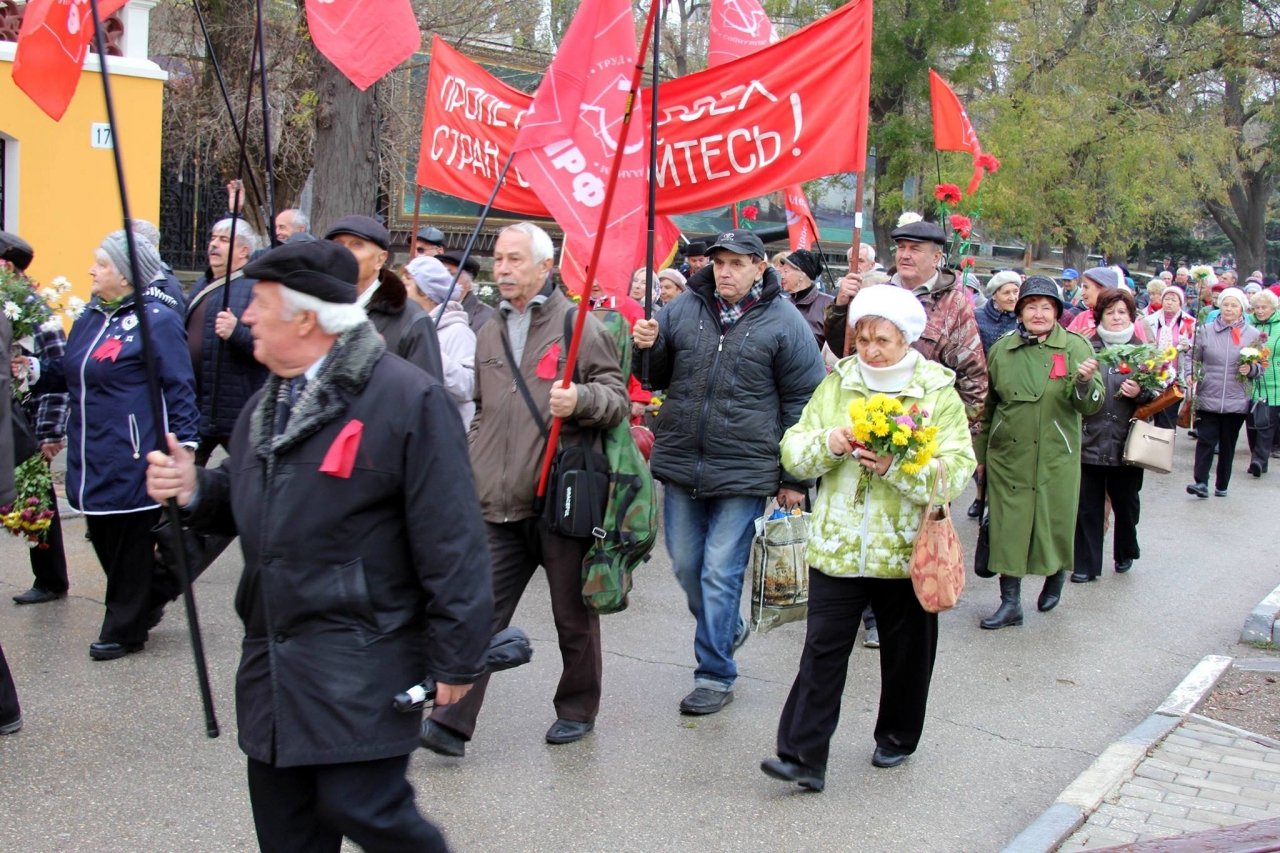 Фото митинга и демонстрации в честь 100-летия Великого Октября в Феодосии #5676