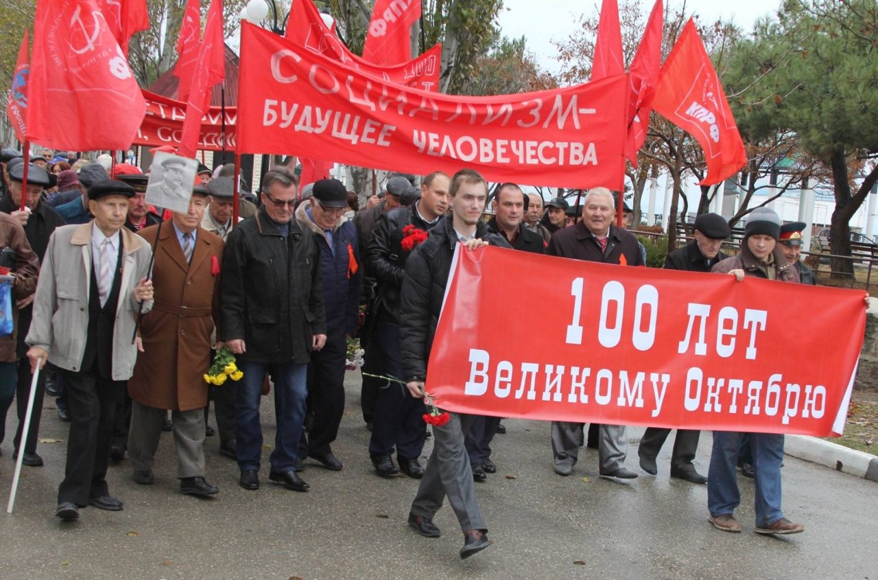 Фото митинга и демонстрации в честь 100-летия Великого Октября в Феодосии #5671