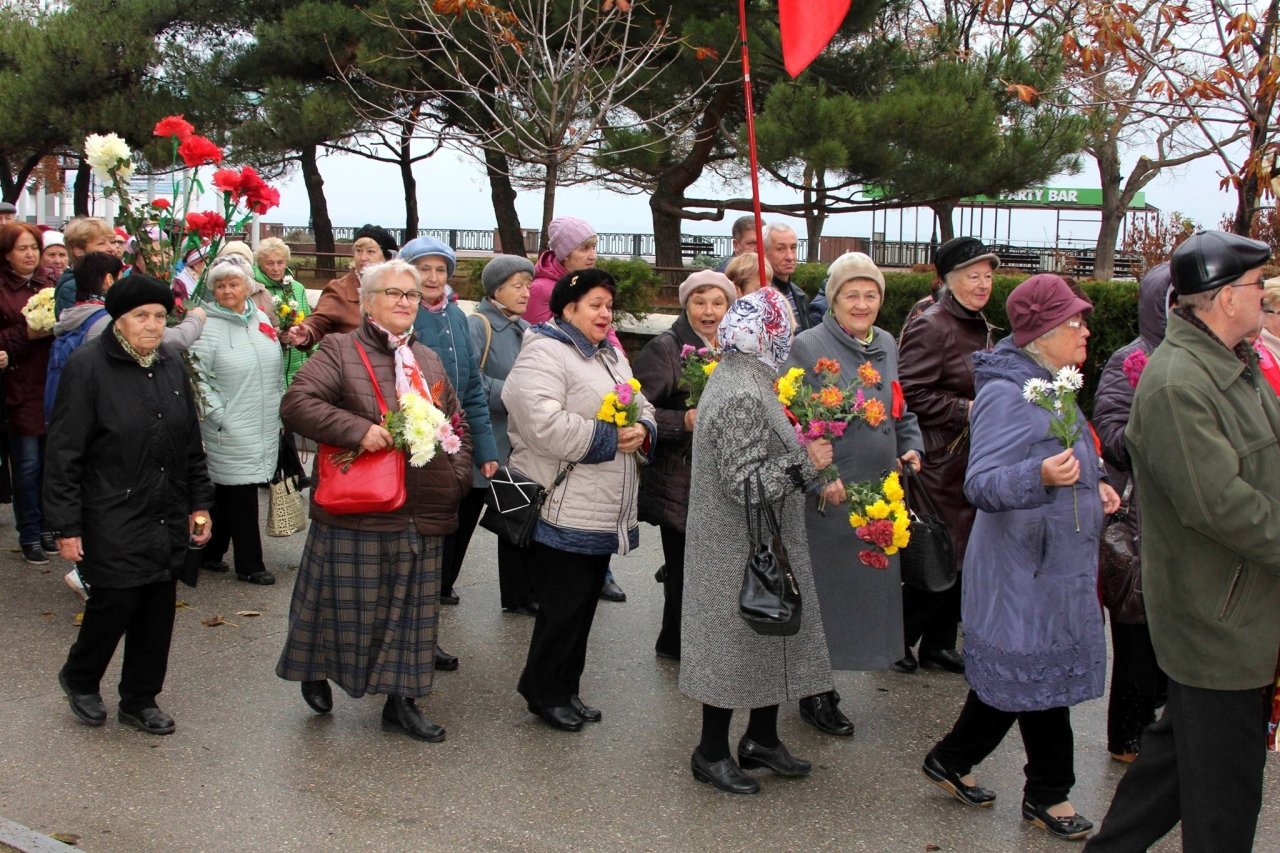Фото митинга и демонстрации в честь 100-летия Великого Октября в Феодосии #5651