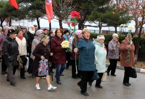 Фото митинга и демонстрации в честь 100-летия Великого Октября в Феодосии #5643