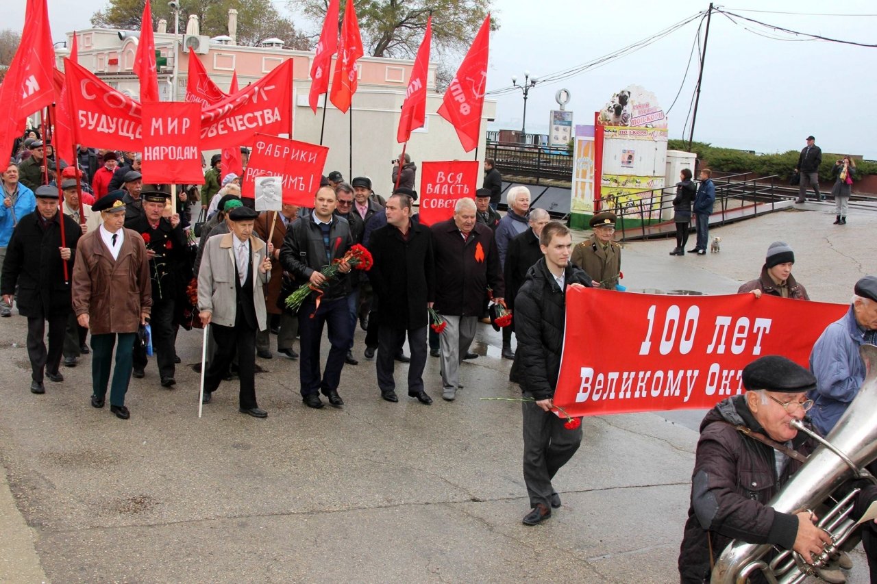 Фото митинга и демонстрации в честь 100-летия Великого Октября в Феодосии #5648