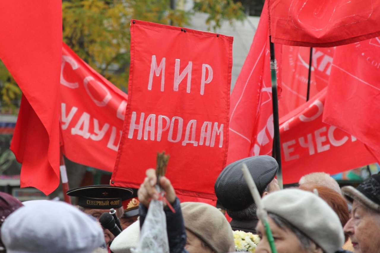Фото митинга и демонстрации в честь 100-летия Великого Октября в Феодосии #5665