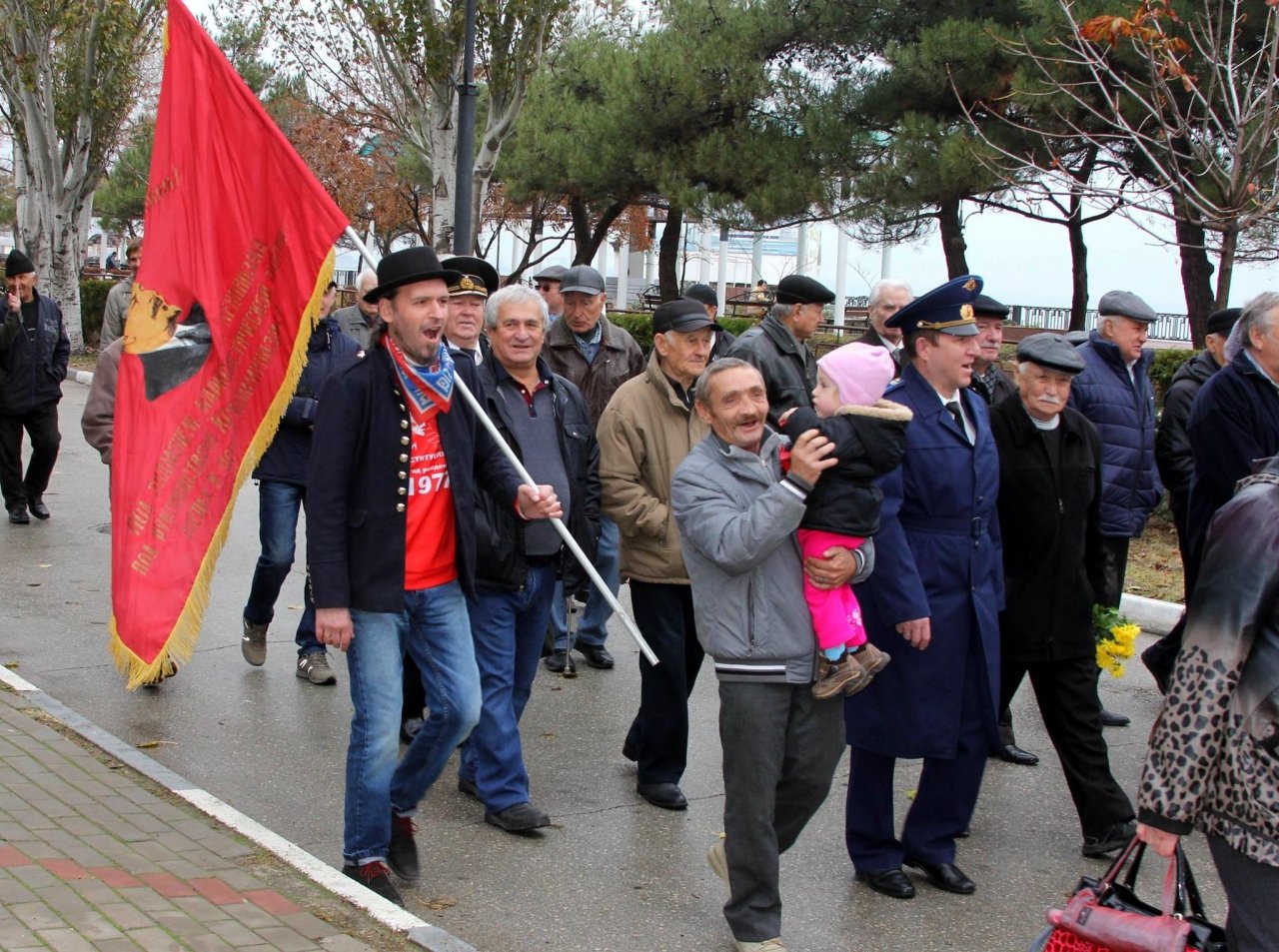 Фото митинга и демонстрации в честь 100-летия Великого Октября в Феодосии #5677