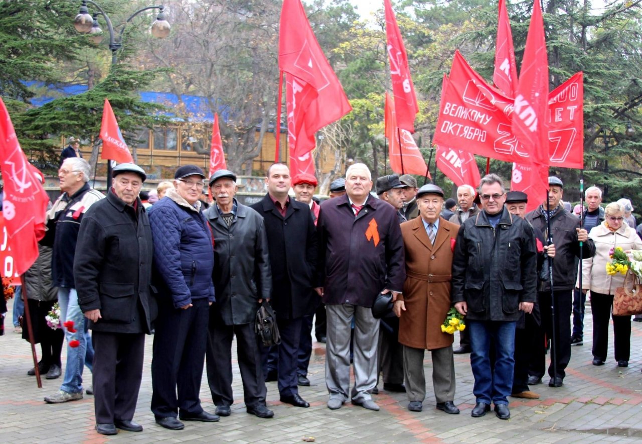 Фото митинга и демонстрации в честь 100-летия Великого Октября в Феодосии #5675