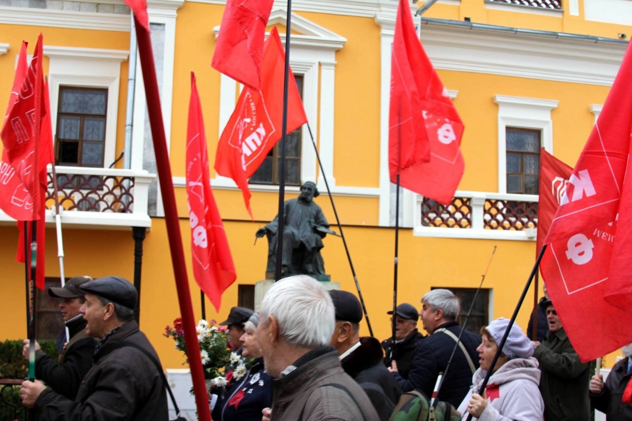 Фото митинга и демонстрации в честь 100-летия Великого Октября в Феодосии #5672