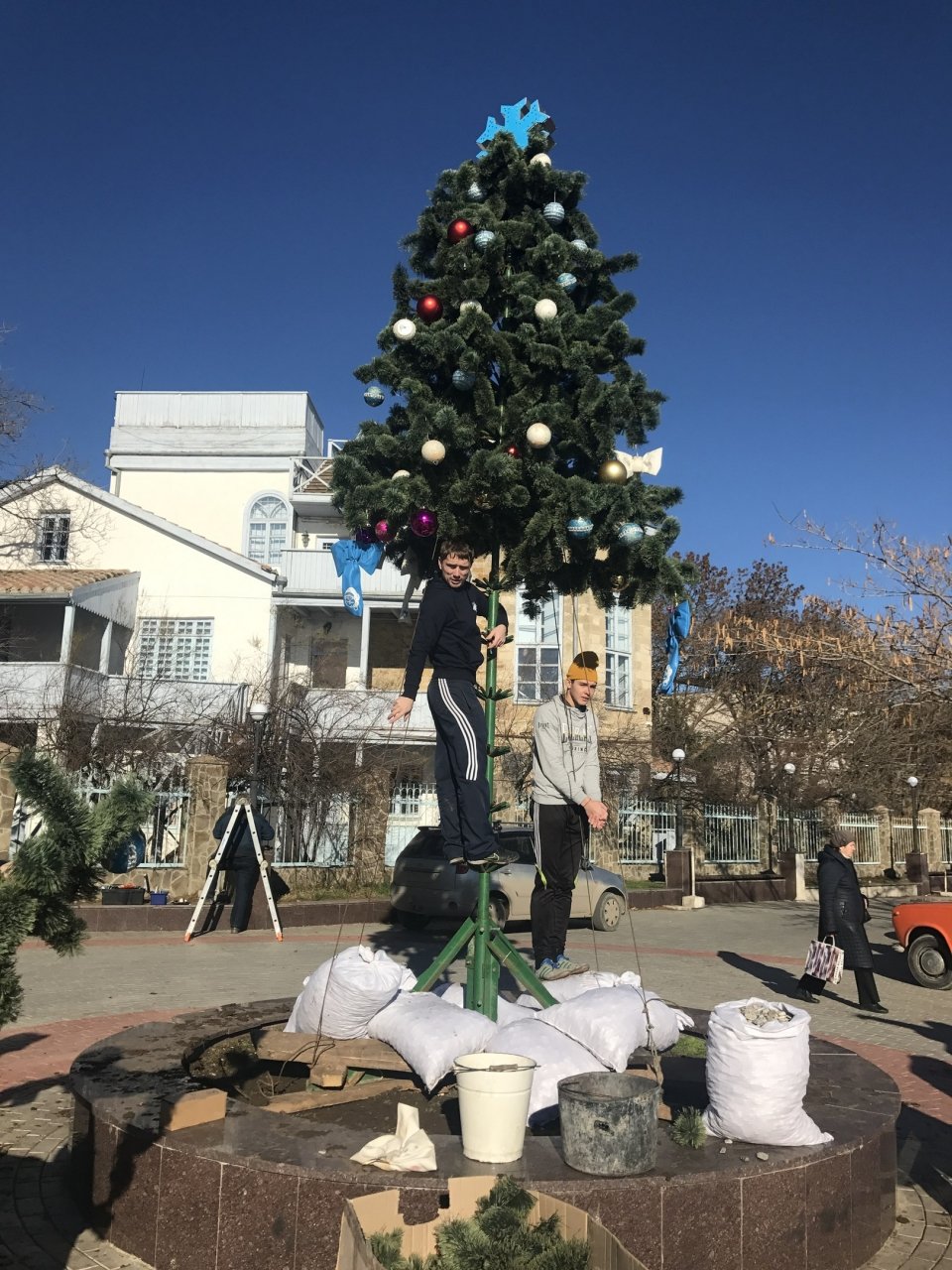 На площади Максимилиана Волошина в Коктебеле установили новогоднюю елку 0