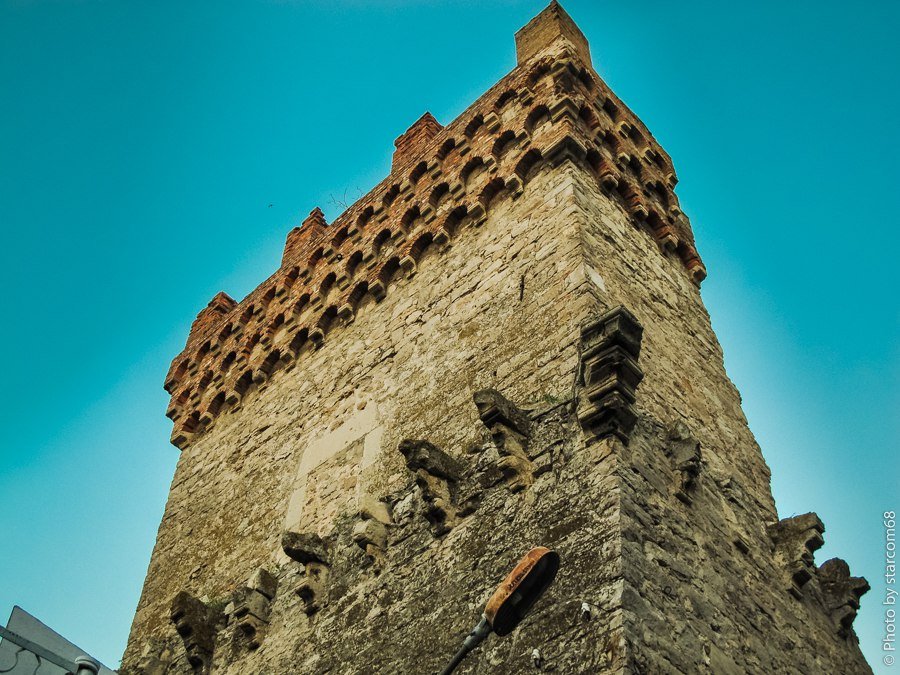 Башня св. Константина – один из узнаваемых символов Феодосии